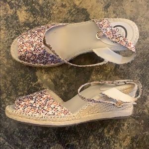 NWOT Abeo Bio System Dahlia Floral Wedges
